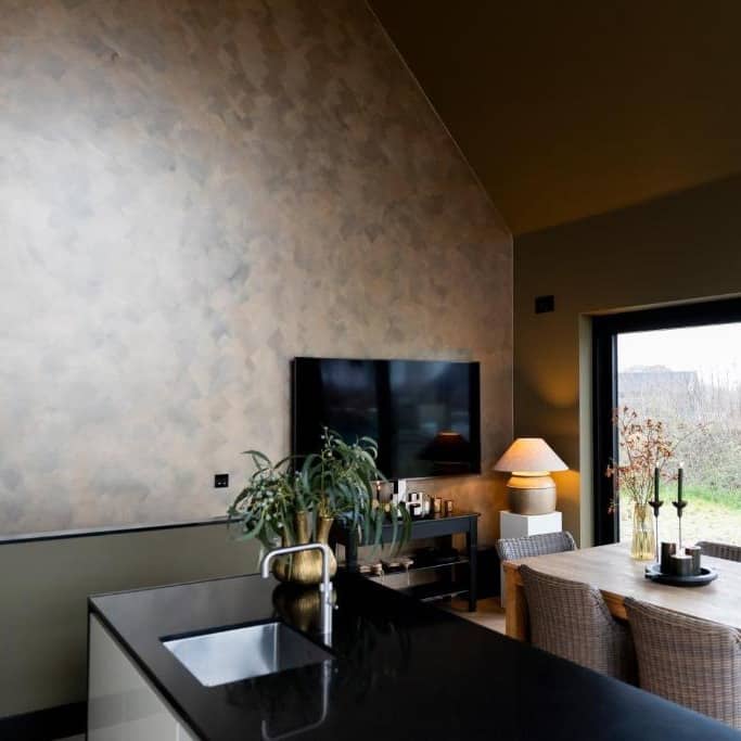 Betonlook bruine wand met tv