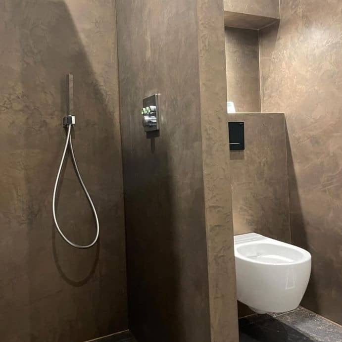 Betonlook afwerking in badkamer met WC