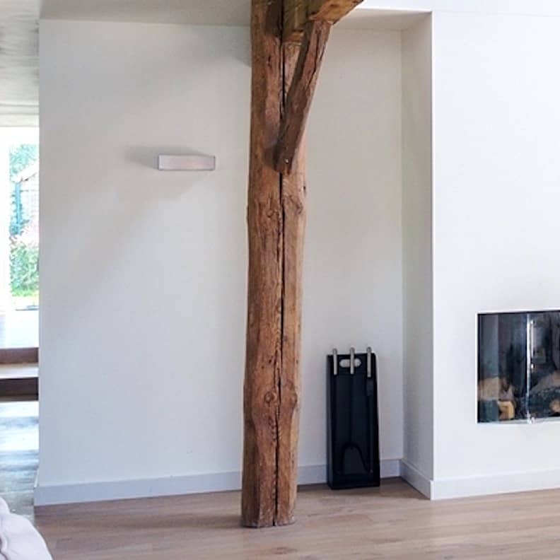 Woonkamer afwerking met houten paal