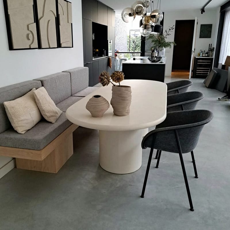 Betonlook eettafel in een woonkamer met