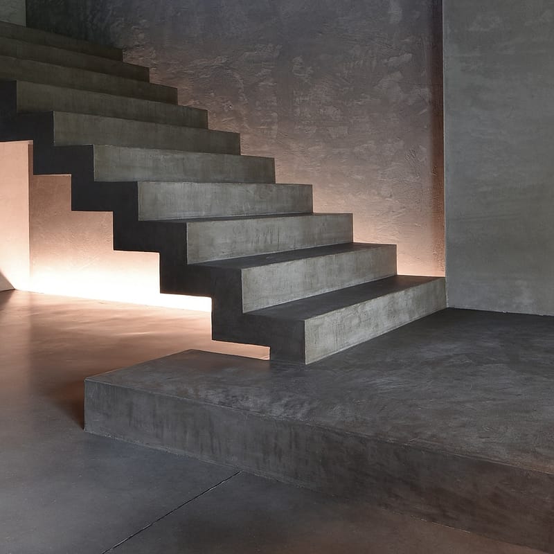Betonlook trap met lichtinval