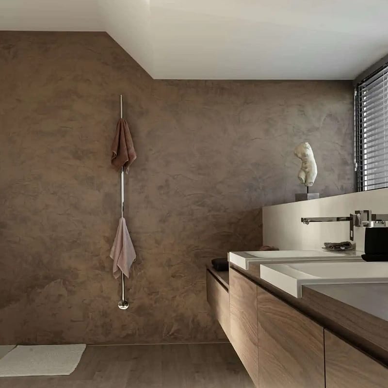 Bruinkleurige Betonlook wand met tegels