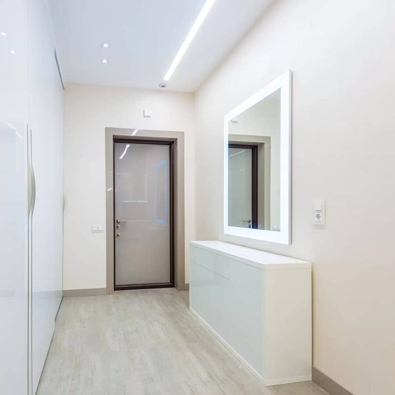 Witte Betonlook hal met muren en deur